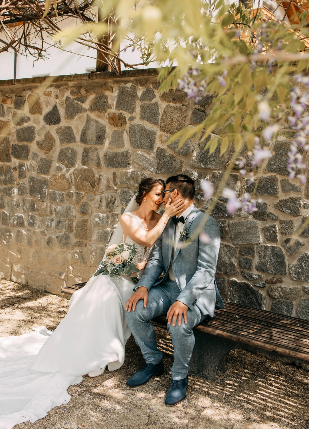 Fotografie Freiraum, Hochzeitsfotografie, Christina+Fabian, ein kleines Mädchen im weißen Kleid
