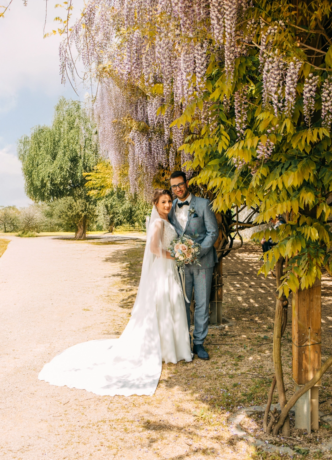 Fotografie Freiraum, Hochzeitsfotografie, Christina+Fabian, ein kleines Mädchen im weißen Kleid